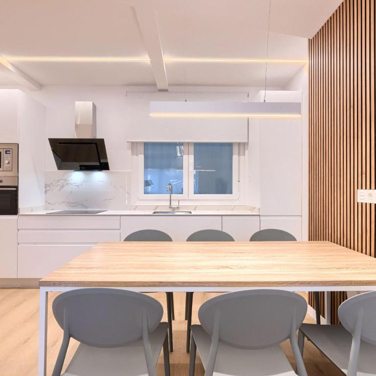 Estilo y Comodidad junto al Hospital y Central Bus - Three-Bedroom Apartment - 30