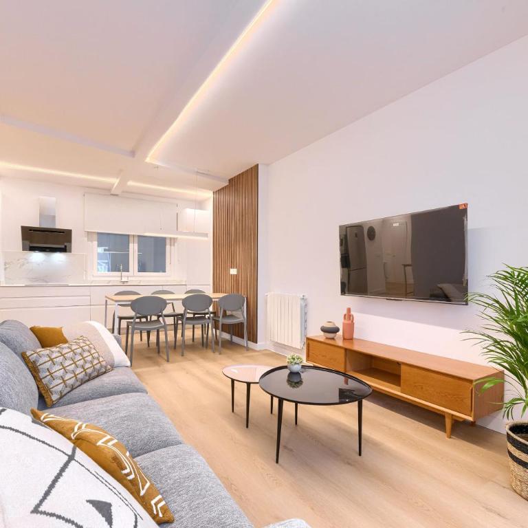 Estilo y Comodidad junto al Hospital y Central Bus - Three-Bedroom Apartment - 24