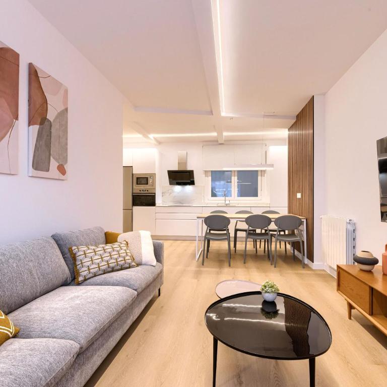 Estilo y Comodidad junto al Hospital y Central Bus - Three-Bedroom Apartment - 23