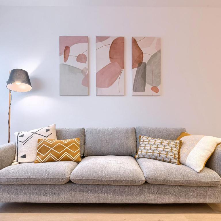 Estilo y Comodidad junto al Hospital y Central Bus - Three-Bedroom Apartment - 25