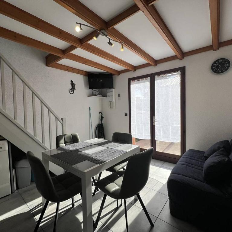 Villa T3 avec terrasse, 6 couchages, proche plage et commerces, quartier calme, parking privé - FR-1-81-365 - Villa - 13