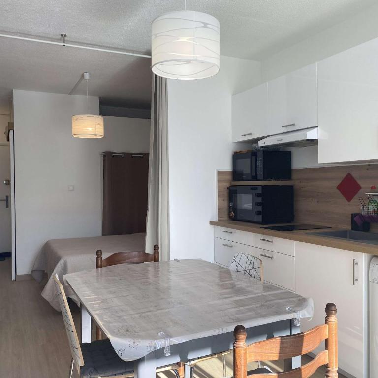Charmant T1 rénové avec terrasse, climatisation et WiFi à Balaruc-les-Bains - FR-1-553-282 - Apartment - 4