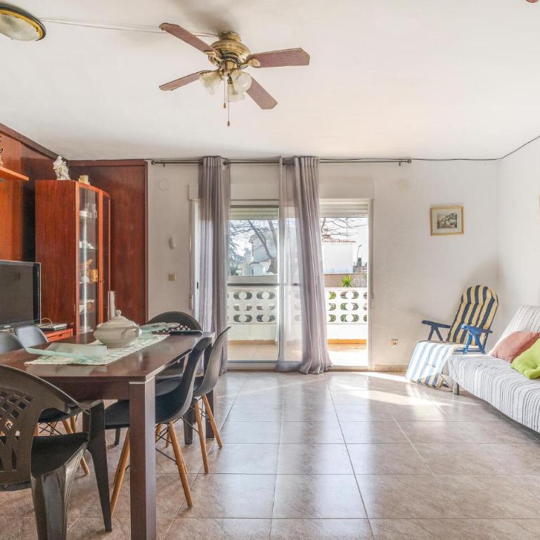 Amazing Home In Vinaroz - Three-Bedroom Vacation Home - 1