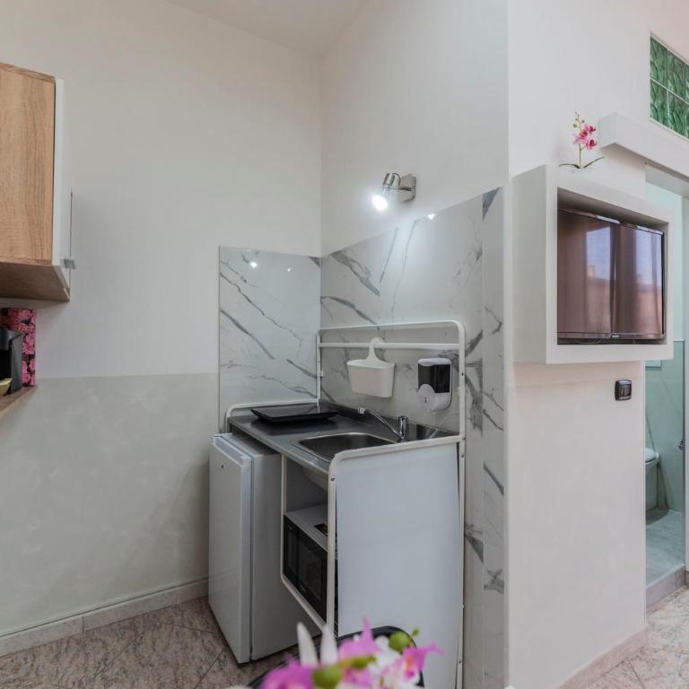 Fioravanti Apartments - San Luca Suite & Genesis House, A pochi passi dalla stazione, vicino al cuore di Bologna - Camera Matrimoniale con Bagno Privato - 4