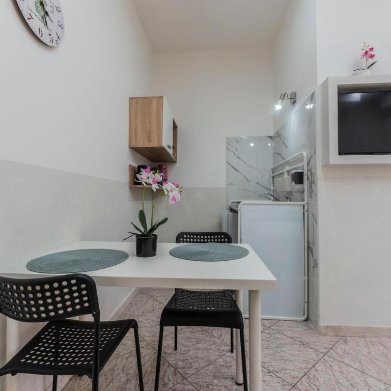 Fioravanti Apartments - San Luca Suite & Genesis House, A pochi passi dalla stazione, vicino al cuore di Bologna - Camera Matrimoniale con Bagno Privato - 12