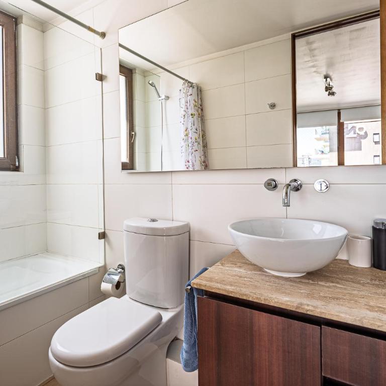 Las Condes con terraza, piscina, AC y parrilla - Apartamento de 2 dormitorios con terraza - 12