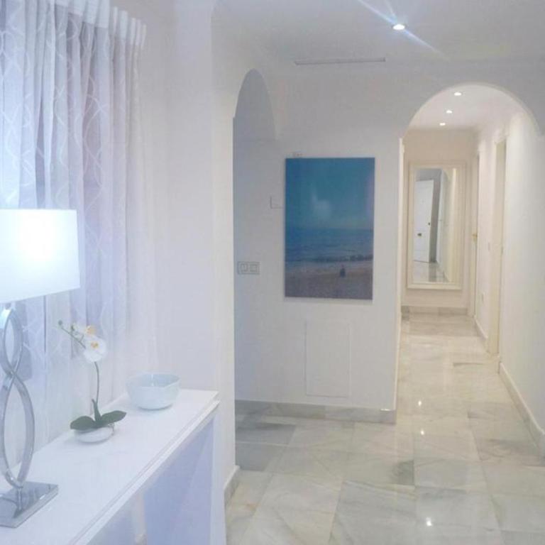 MARBELLA APARTMENT I Beachside and Extra Spacious, next to Marriott Playa Andaluza, Private HEATED Jacuzzi, 6 Swimming Pools, Gym, Padel & Tennis - Apartment mit 2 Schlafzimmern - 14
