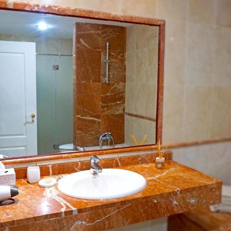 MARBELLA APARTMENT I Beachside and Extra Spacious, next to Marriott Playa Andaluza, Private HEATED Jacuzzi, 6 Swimming Pools, Gym, Padel & Tennis - Apartment mit 2 Schlafzimmern - 19