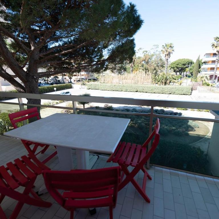 Le Lavandou, T2 + cabine, accès plage, parking et climatisation - FR-1-803-88 - Apartment - 2