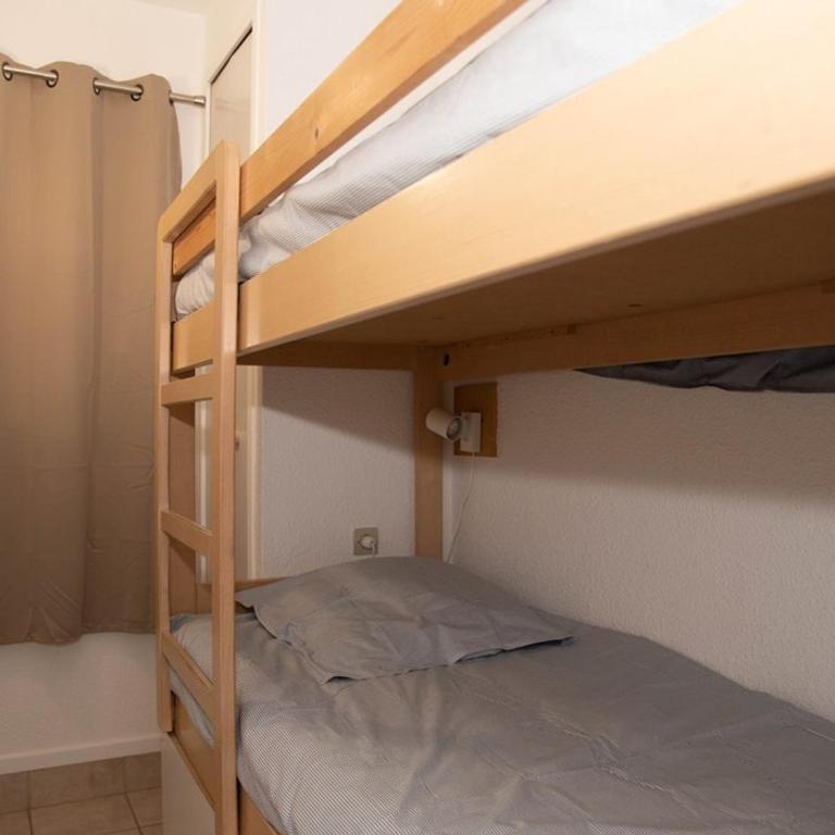 Le Lavandou, T2 + cabine, accès plage, parking et climatisation - FR-1-803-88 - Apartment - 6