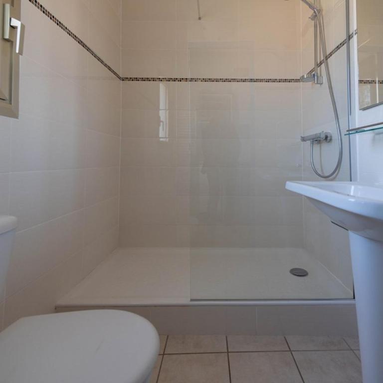 Le Lavandou, T2 + cabine, accès plage, parking et climatisation - FR-1-803-88 - Apartment - 7