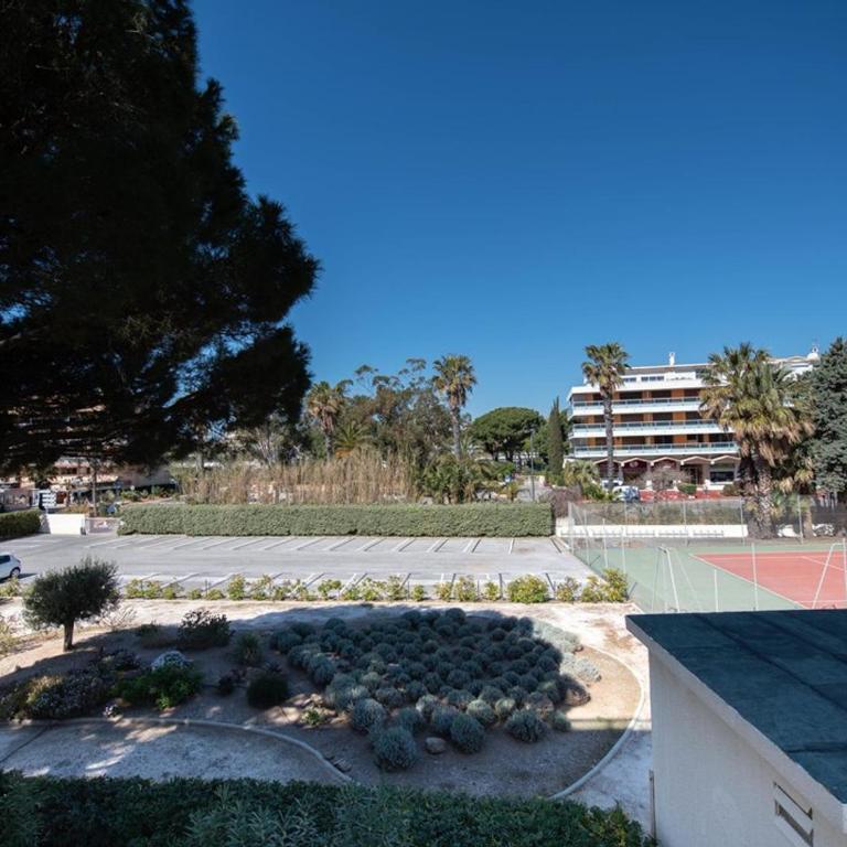 Le Lavandou, T2 + cabine, accès plage, parking et climatisation - FR-1-803-88 - Apartment - 9