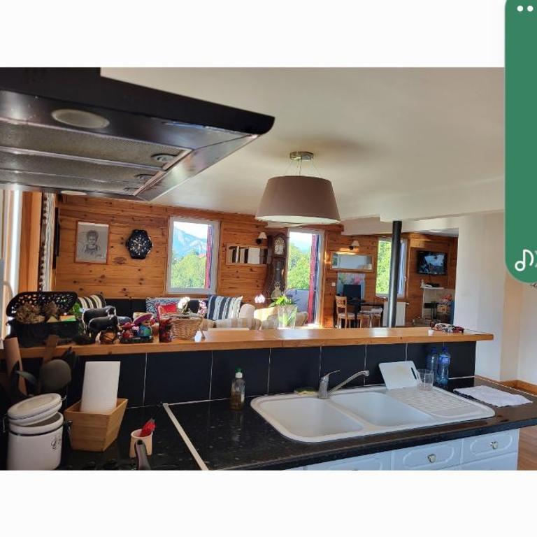 Dans un village savoyard a 1000 m d'altitude bel appartement spacieux de140m2 avec vue magnifique sur la montagne - Appartement avec Vue sur la Montagne - 6