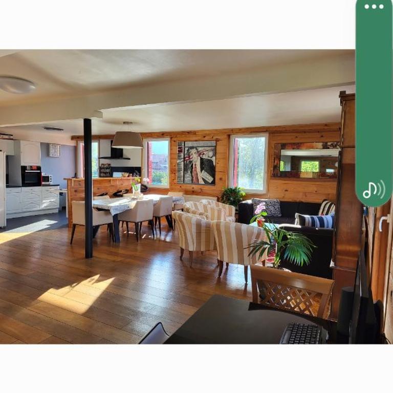 Dans un village savoyard a 1000 m d'altitude bel appartement spacieux de140m2 avec vue magnifique sur la montagne - Appartement avec Vue sur la Montagne - 17