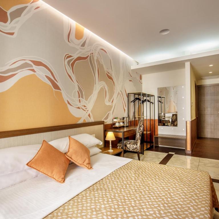 Corso Grand Suite - Camera Matrimoniale con Balcone - 7