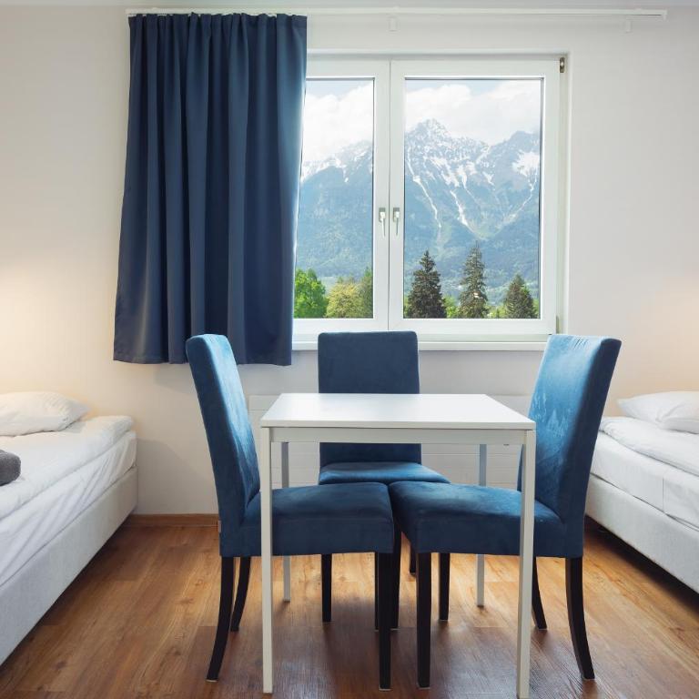 Hostel Marmota - Dreibettzimmer mit Bergblick - 1