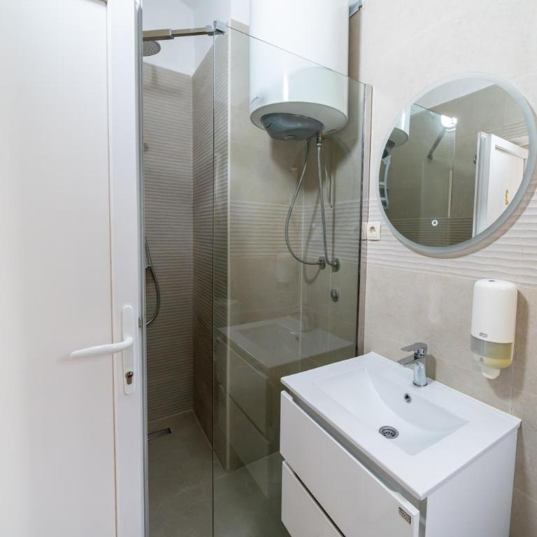 Apartments Vuković - Deluxe Double or Twin Room with Balcony - 15