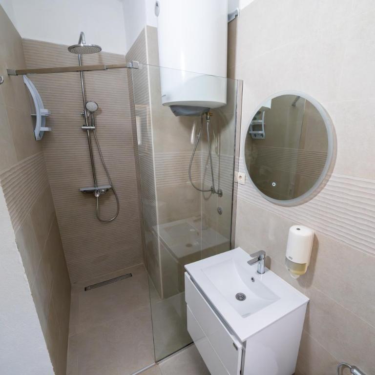 Apartments Vuković - Deluxe Double or Twin Room with Balcony - 18