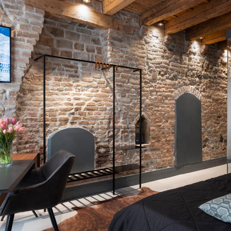 Officine Cavour CASA DEI LEONI Centro Storico Padova - Junior Suite con Balcone - 1