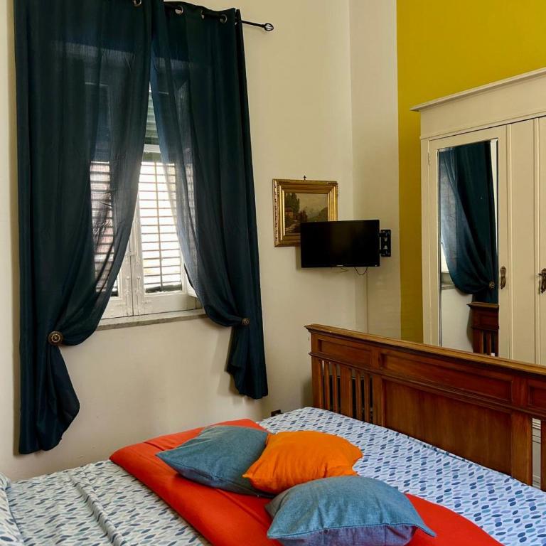 Leon - Double Room with Private External Bathroom - 1
