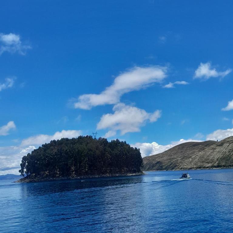 PACHAMAMA - Isla del Sol - Habitación con cama extragrande y vistas al jardín - 5