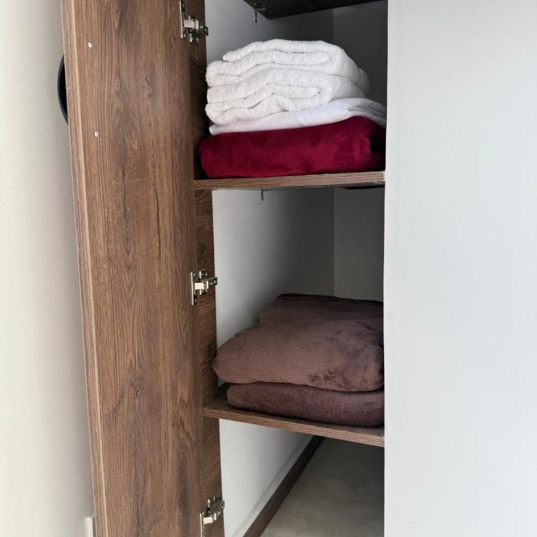 Laureles Suite 703 Faro 78 Queen bed con Aire - One-Bedroom Apartment - 2