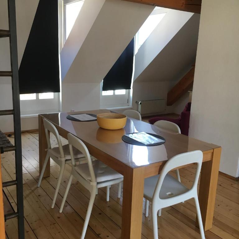 Dachgeschosswohnung mit 2 Schlafzimmern - Apartment - 1
