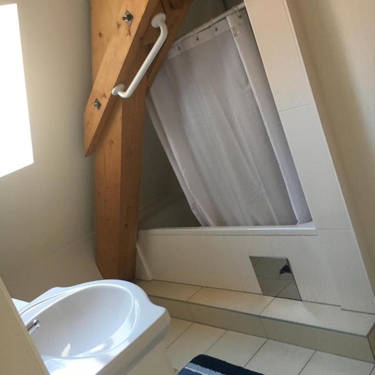 Dachgeschosswohnung mit 2 Schlafzimmern - Apartment - 3