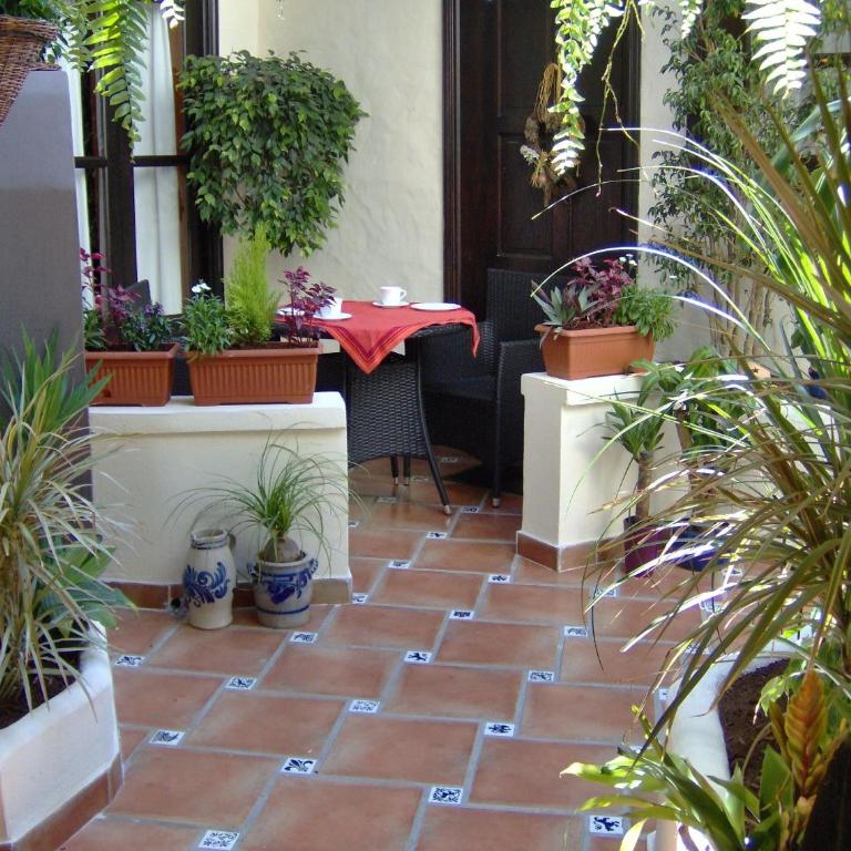 Ferienwohnung mit kleiner Innenhof-Terrasse im mediterranen Stil - Apartment - 1