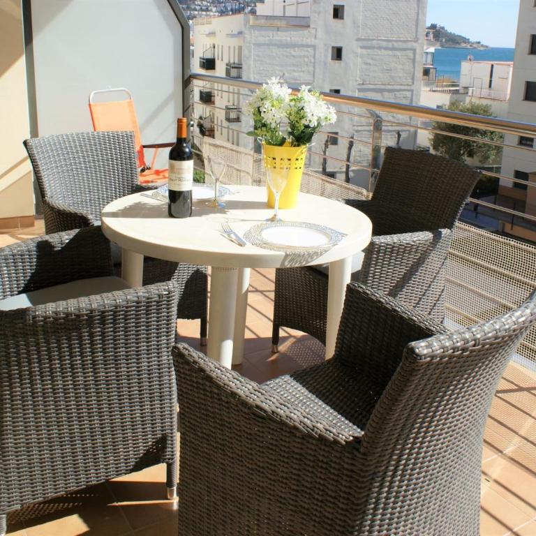 Precioso piso en Roses con piscina y parking AV-18 - Apartamento de 1 dormitorio - 3