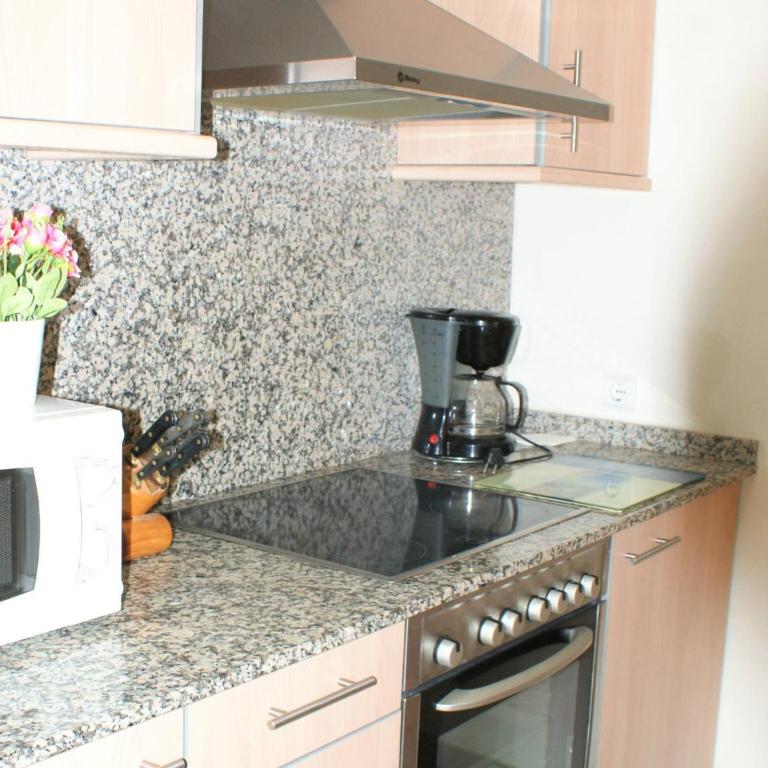 Precioso piso en Roses con piscina y parking AV-18 - Apartamento de 1 dormitorio - 9