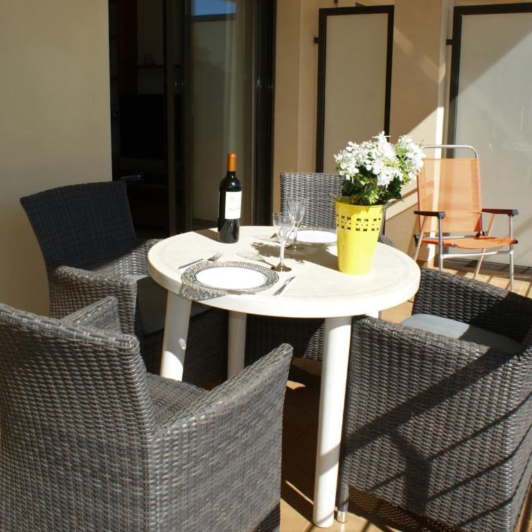 Precioso piso en Roses con piscina y parking AV-18 - Apartamento de 1 dormitorio - 10