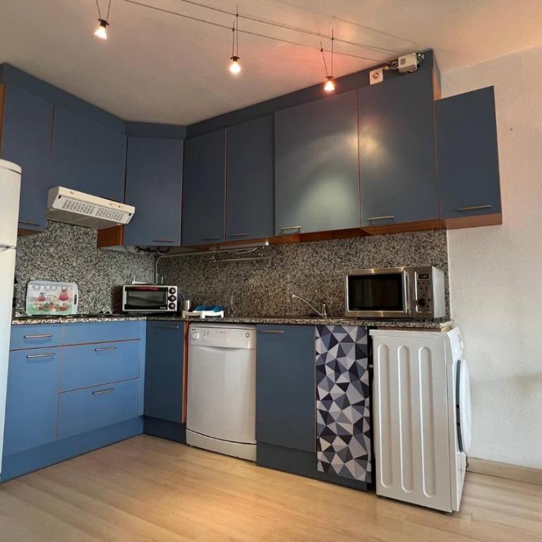 Bonito piso en Roses con piscina y parking AV-66 - Two-Bedroom Apartment - 8