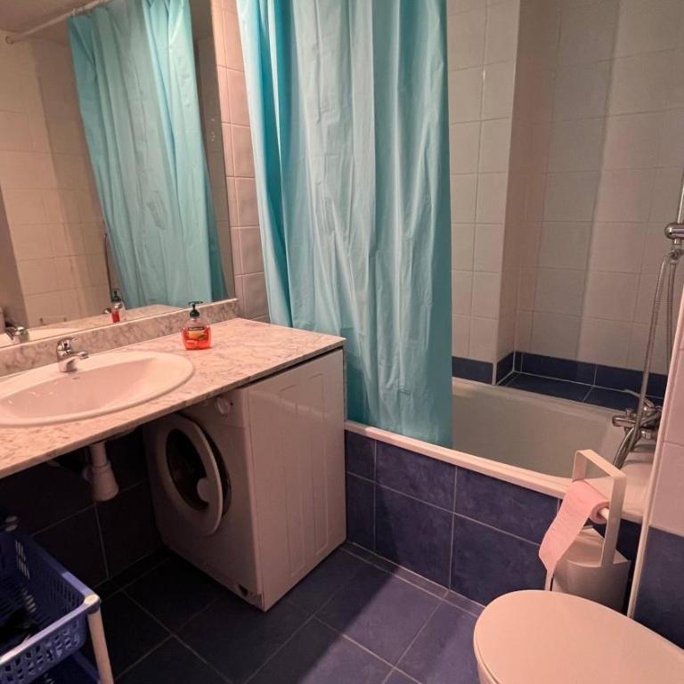 Bonito piso en Roses con piscina y parking AV-66 - Two-Bedroom Apartment - 31