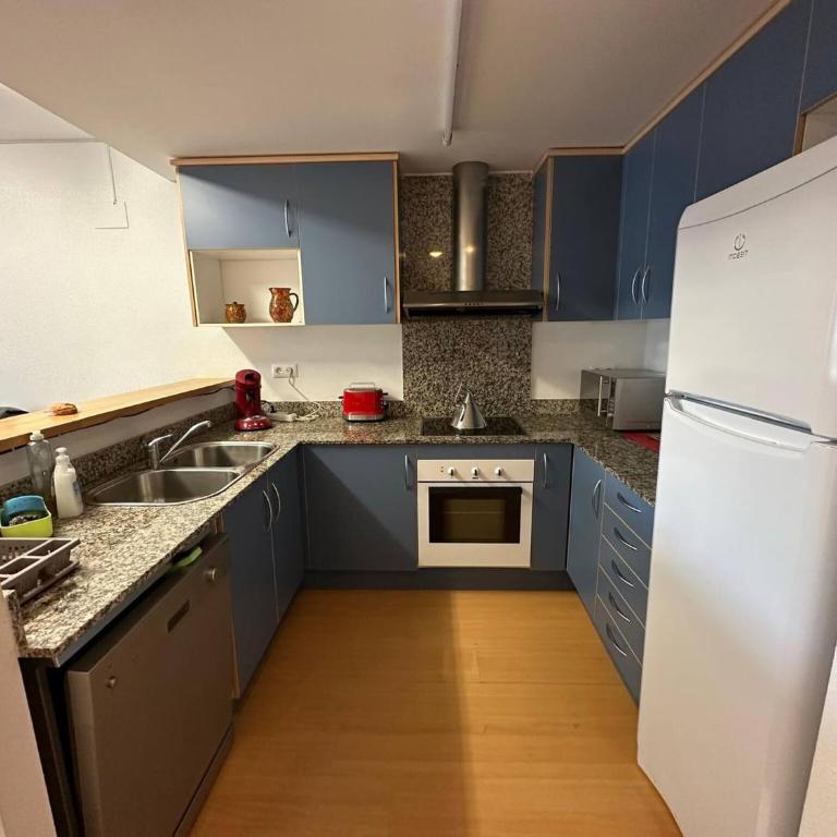 Apartamento con vistas a la psicina comunitaria AV-29 - Two-Bedroom Apartment - 12