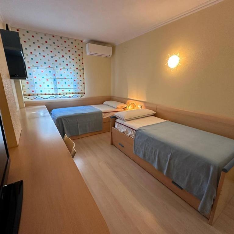 Apartamento con parking y piscina comunitaria AV-42 - Two-Bedroom Apartment - 10