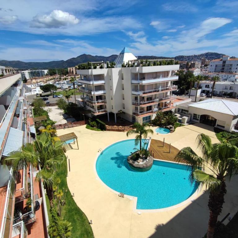 Apartamento con parking y piscina comunitaria AV-42 - Two-Bedroom Apartment - 23