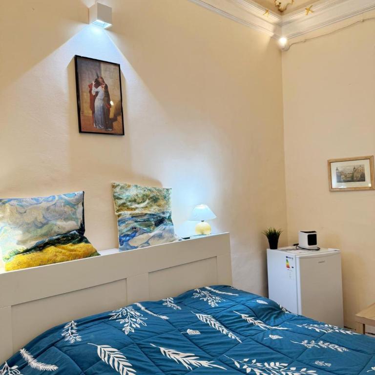Art in Center - Double Room with Private Bathroom - 14