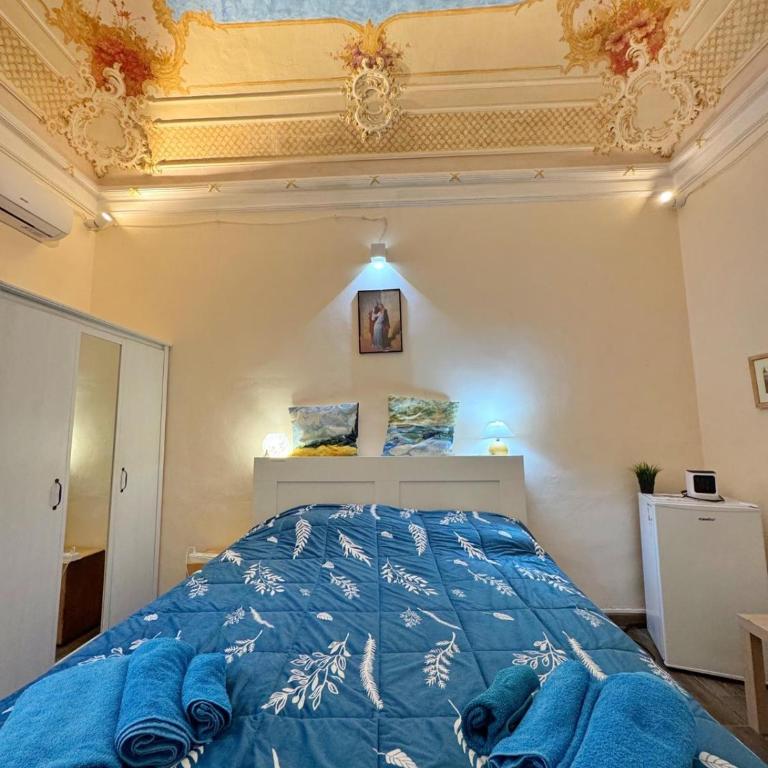 Art in Center - Double Room with Private Bathroom - 16