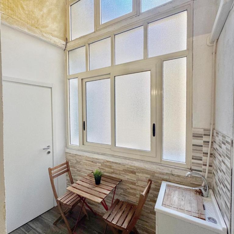 Art in Center - Double Room with Private Bathroom - 18