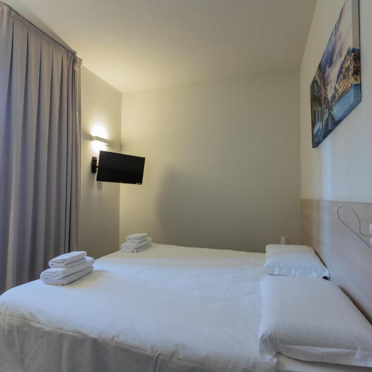 StraVagante Hostel & Rooms - Double or Twin Room with Private Bathroom - 8