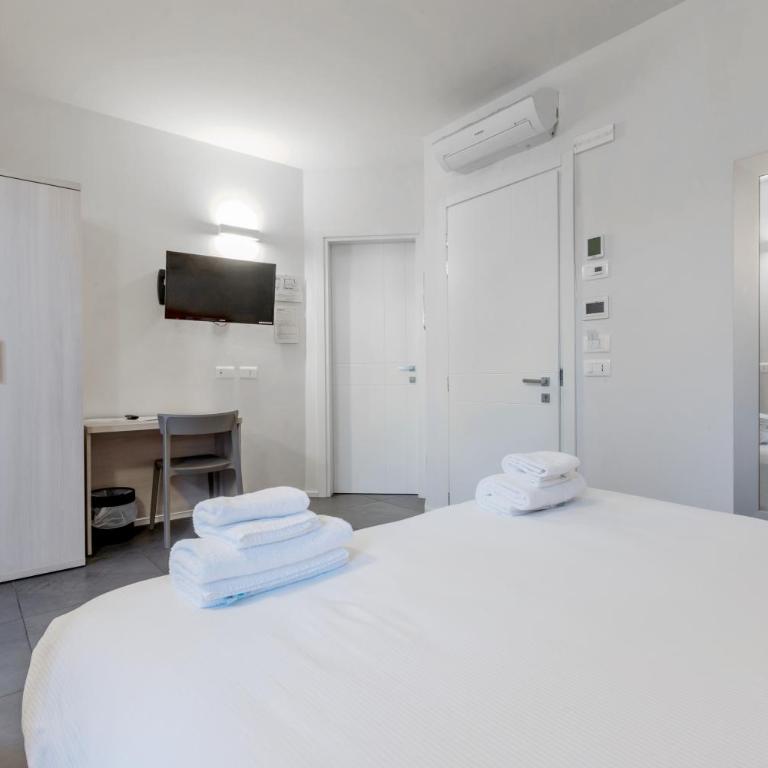 StraVagante Hostel & Rooms - Double or Twin Room with Balcony and Private Bathroom - 2