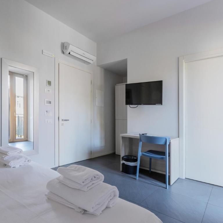 StraVagante Hostel & Rooms - Double or Twin Room with Balcony and Private Bathroom - 7