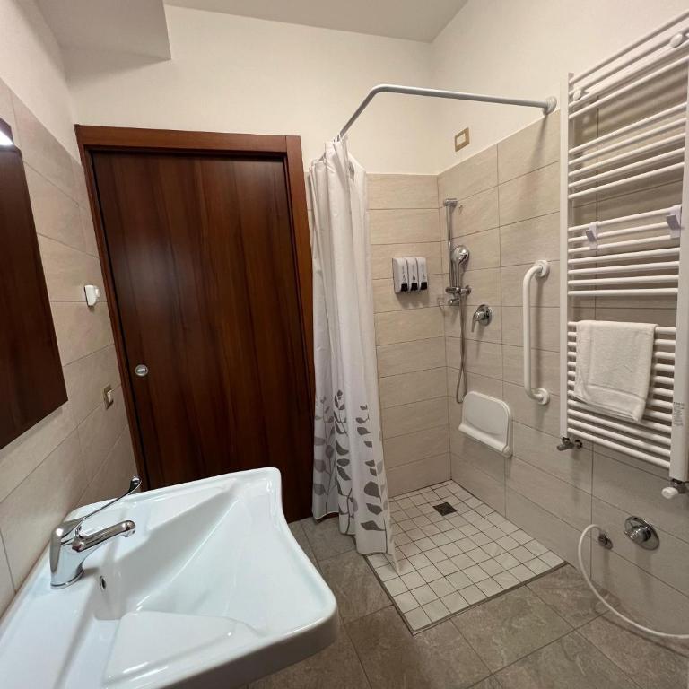 SIGIS HOTEL - Fiumicino - Camera Matrimoniale con Accesso Disabili - 5