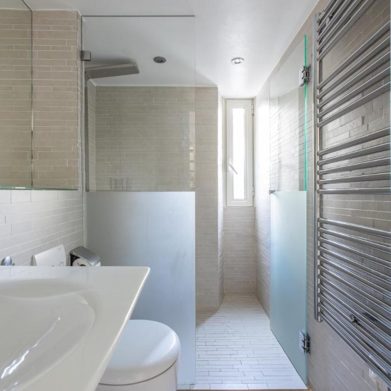 Heart of Cannes Luxury Stay - Steps from Beach & Palais - Five-Bedroom Loft with Sauna, Barbecue and Garden - 23
