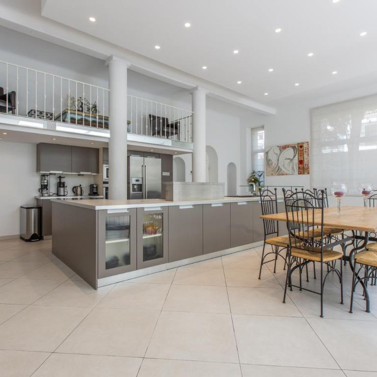 Heart of Cannes Luxury Stay - Steps from Beach & Palais - Five-Bedroom Loft with Sauna, Barbecue and Garden - 8