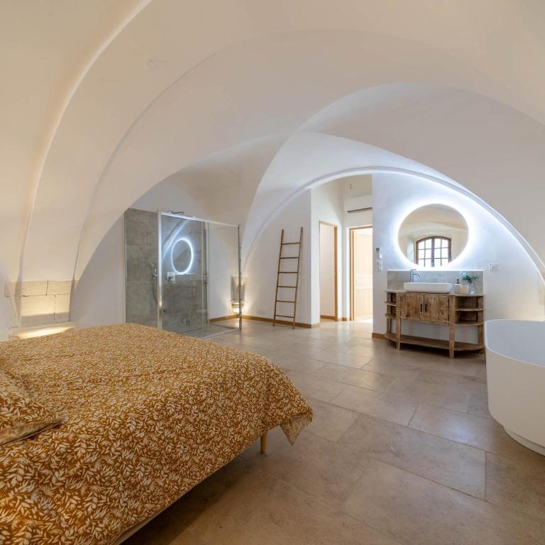 Exceptionnel - Couvent entièrement rénové - classé Patrimoine - Piscine, au calme et à 100 m du coeur de l'Isle - Villa avec Piscine Privée - 8
