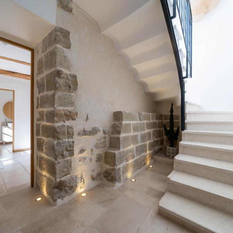 Exceptionnel - Couvent entièrement rénové - classé Patrimoine - Piscine, au calme et à 100 m du coeur de l'Isle - Villa avec Piscine Privée - 38