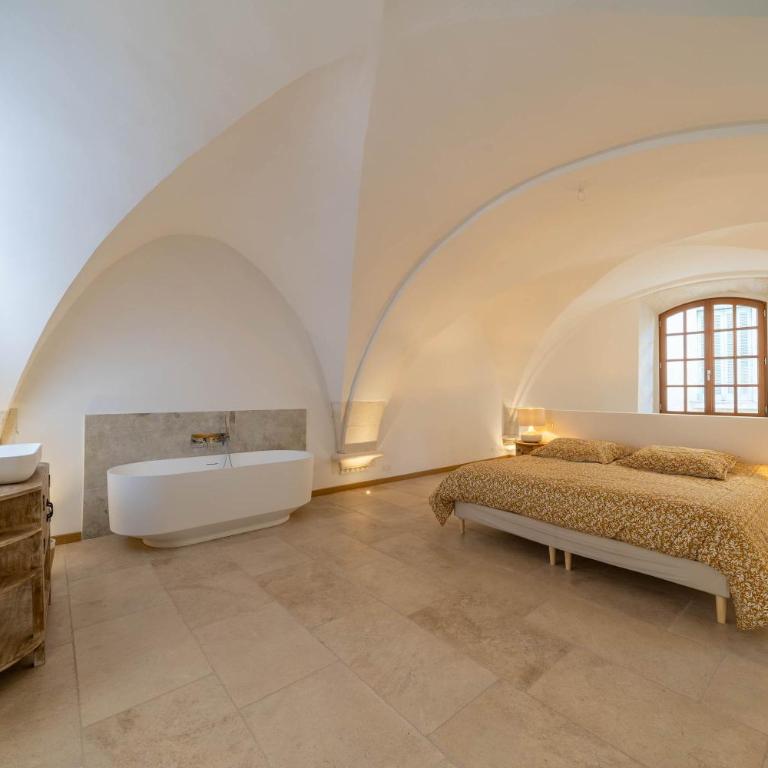 Exceptionnel - Couvent entièrement rénové - classé Patrimoine - Piscine, au calme et à 100 m du coeur de l'Isle - Villa avec Piscine Privée - 25