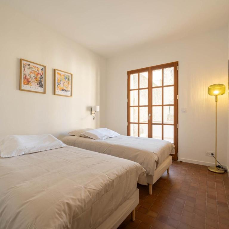 Exceptionnel - Couvent entièrement rénové - classé Patrimoine - Piscine, au calme et à 100 m du coeur de l'Isle - Villa avec Piscine Privée - 12